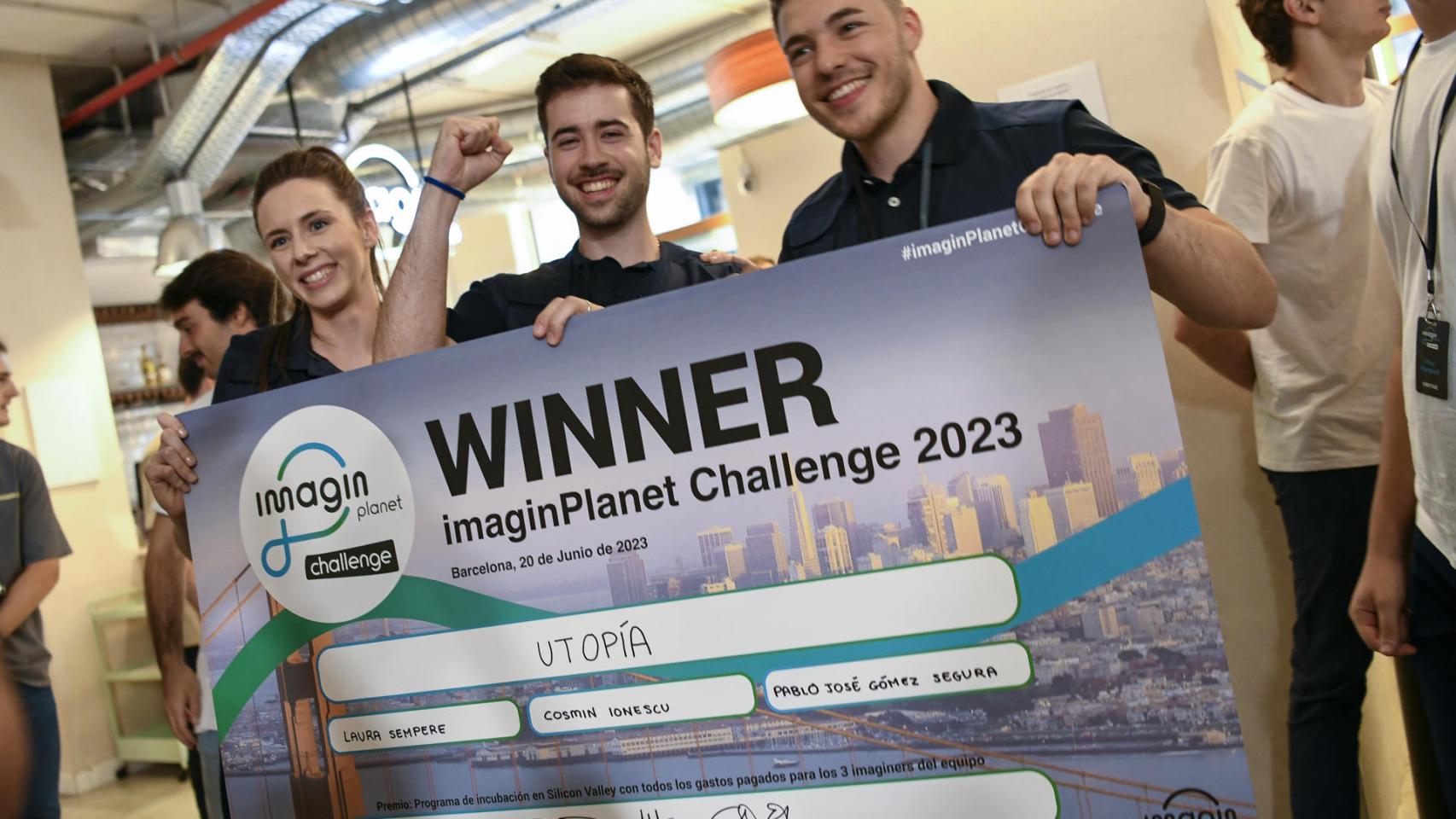 Los emprendedores Laura Sempere Agulló (i), Pablo José Gómez Segura (c) y Cosmin Ionescu (d) posan como ganadores del imaginPlanet Challengue 2023.