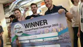 Los emprendedores Laura Sempere Agulló (i), Pablo José Gómez Segura (c) y Cosmin Ionescu (d) posan como ganadores del imaginPlanet Challengue 2023.