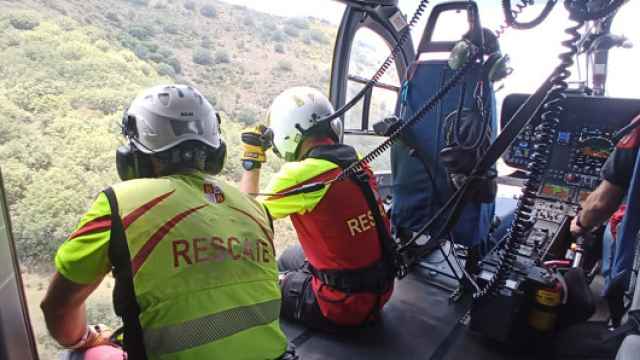 Los rescatadores de Protección Civil en el helicóptero de salvamento