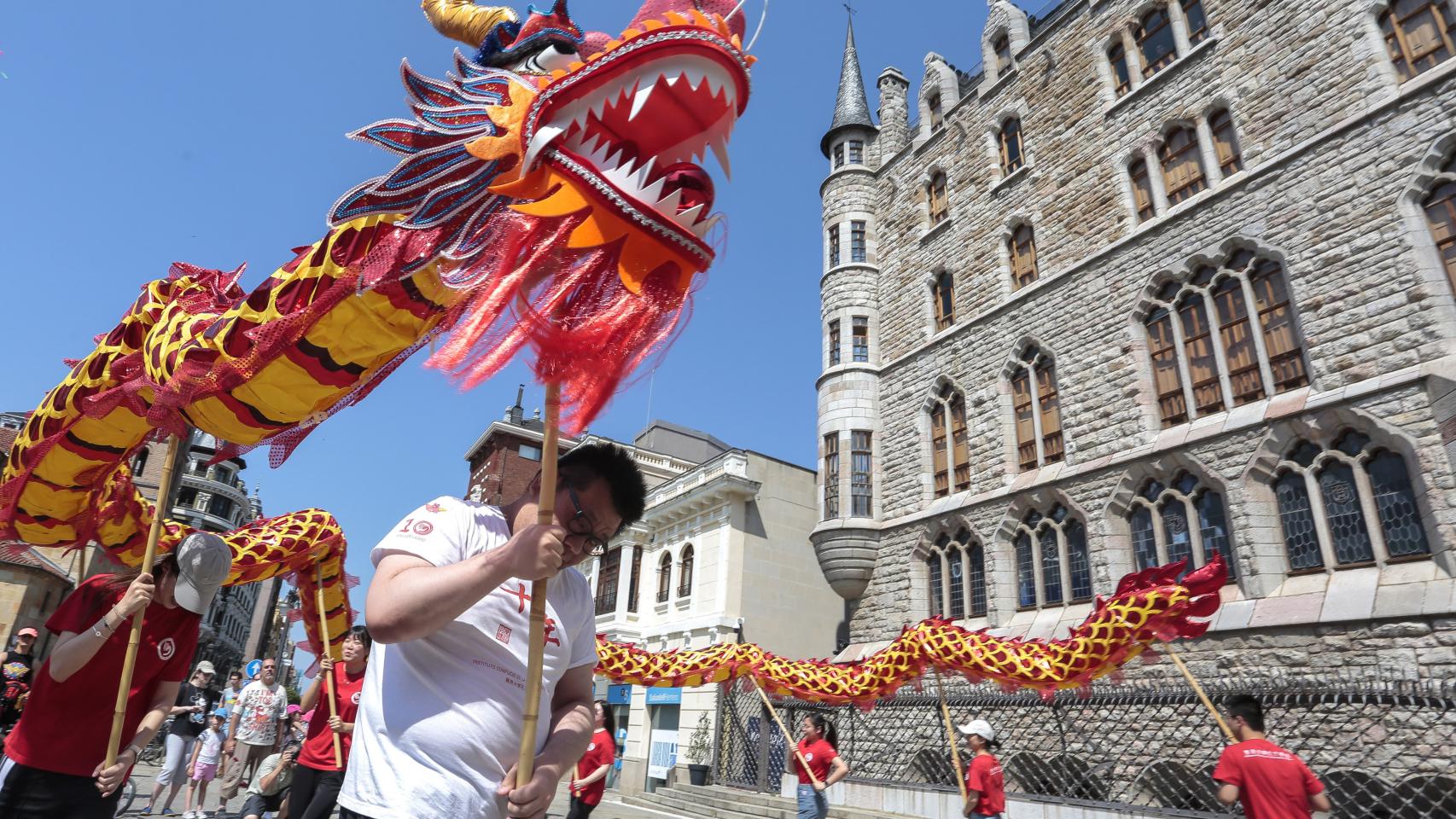 El Instituto Confucio de León organiza un desfile del dragón con danza por diversos puntos de la capital leonesa