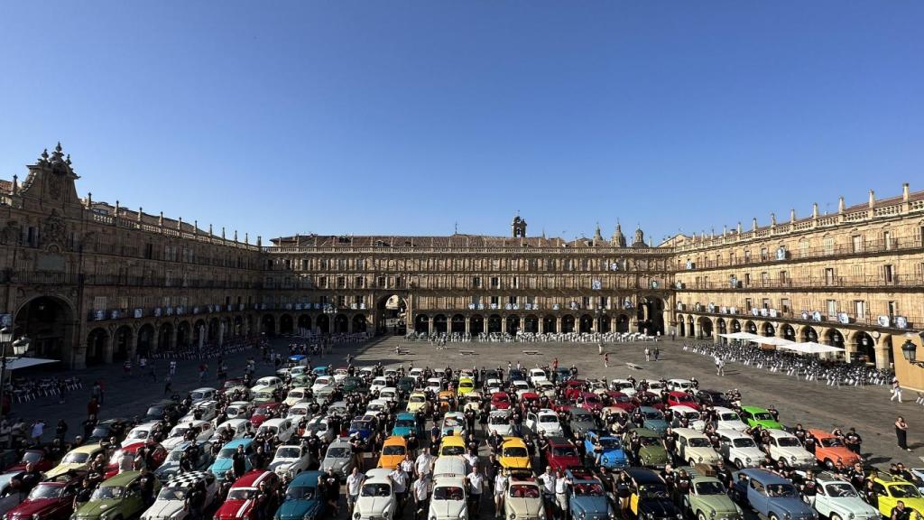 Seat 600 en la Plaza Mayor de Salamanca