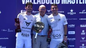 El alcalde de Valladolid, Jesús Julio Carnero, posando con la pareja ganadora de la final masculina del Barceló Valladolid Máster 2023