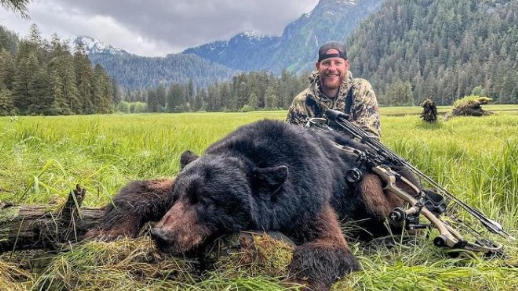 Carson Wentz, junto al oso negro que cazó.