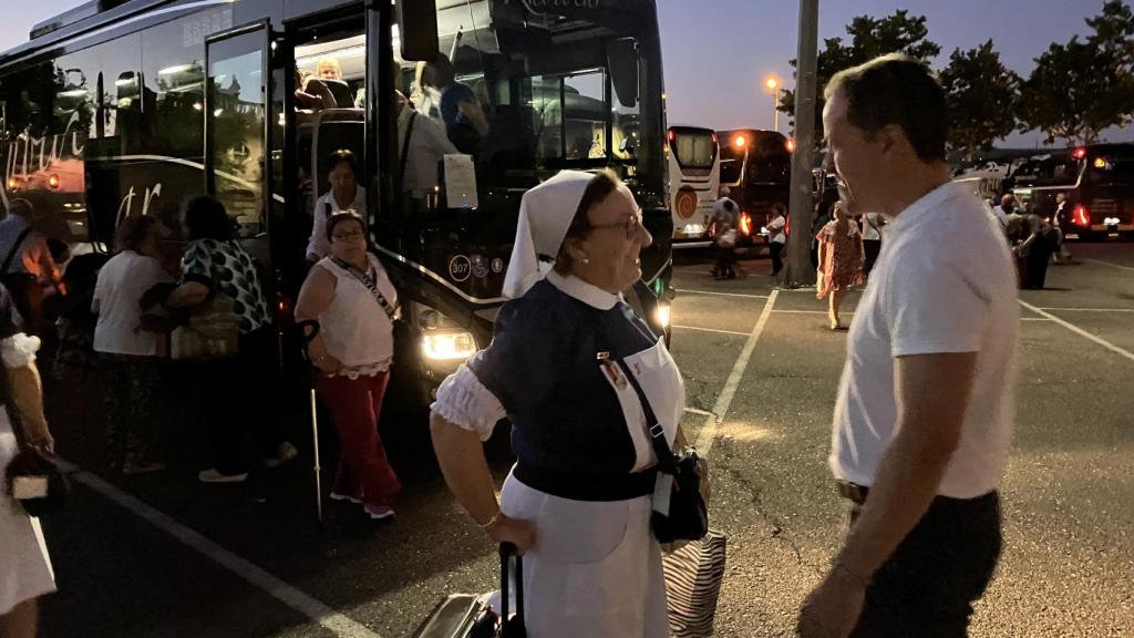 Carlos Velázquez durante la despedida de los peregrinos.