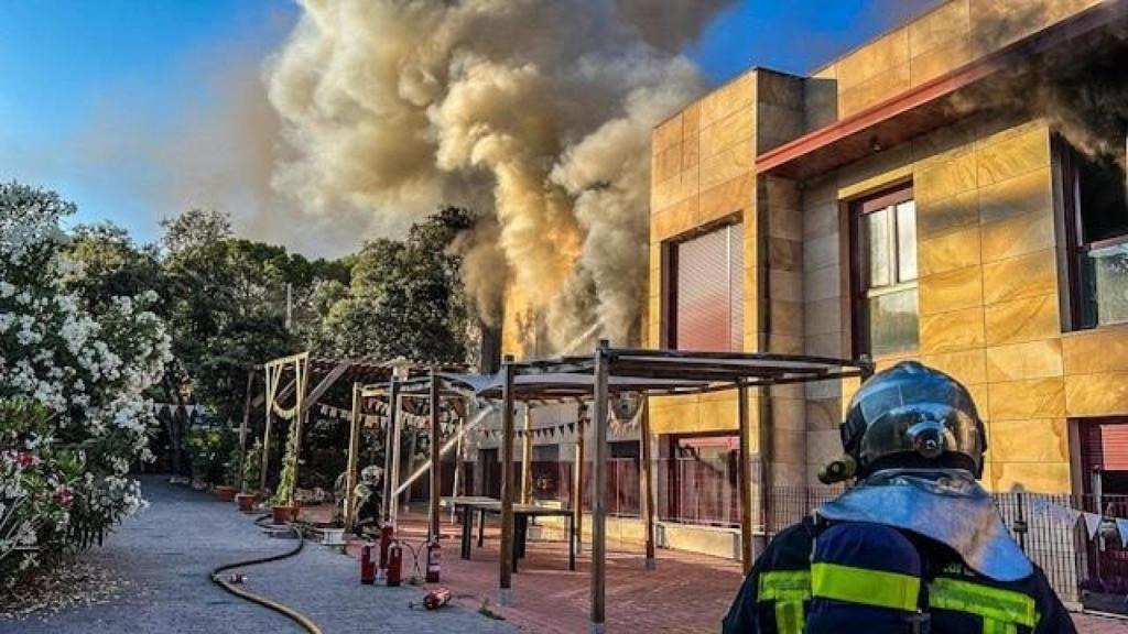 Bombermos de la Comunidad de Madrid trabajan en un incendio en la residencia San Francisco de Asís, en Torrelodones.