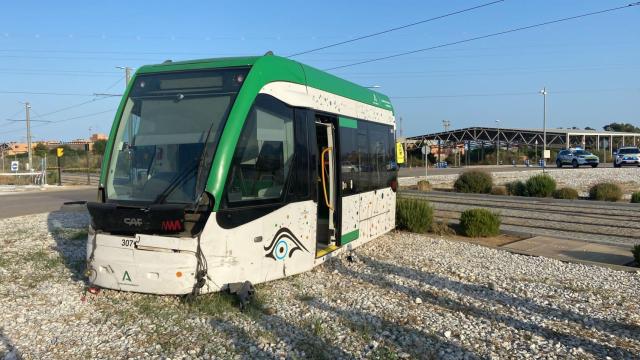 Imágenes | Así ha quedado el vagón del Metro de Málaga tras chocar con un coche y descarrilar