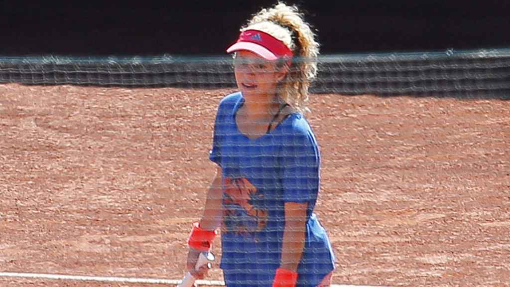 Shakira jugando al tenis con uno de sus hijos.