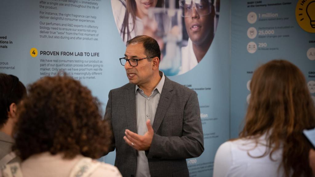 Víctor Aguilar junto al grupo de periodistas durante la visita a las instalaciones de P&G.