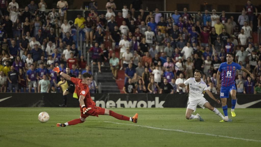 Juanto Ortuño marca el 3-3 definitivo ante el Real Madrid- Castilla en el Nou Pepico Amat.