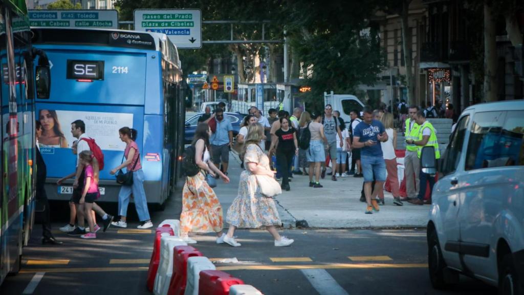 Una larga cola de gente espera al SE en la parada cabecera de Atocha.