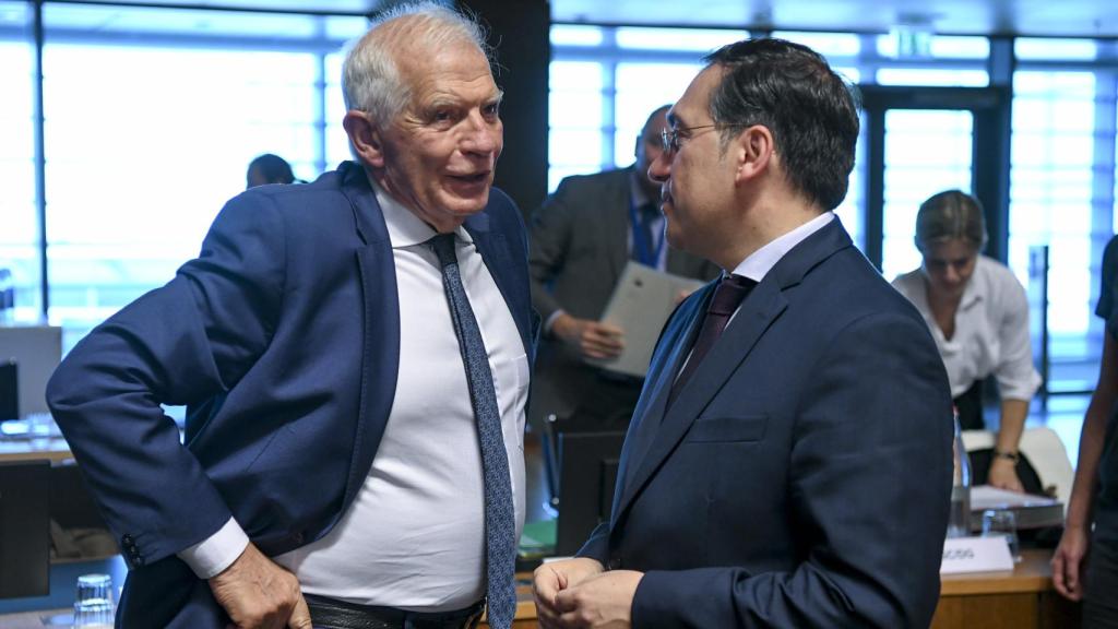 El jefe de la diplomacia europea, Josep Borrell, conversa con el ministro de Exteriores, José Manuel Albares, durante la reunión de este lunes en Luxemburgo