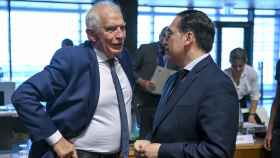 El jefe de la diplomacia europea, Josep Borrell, conversa con el ministro de Exteriores, José Manuel Albares, durante la reunión de este lunes en Luxemburgo