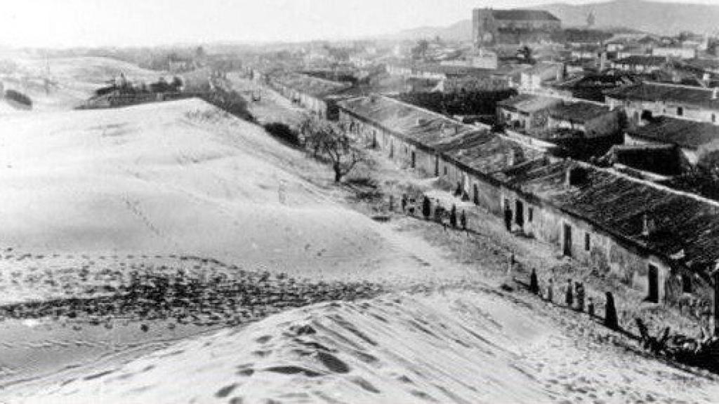 Las dunas rodeando el pueblo de Guardamar antes de los trabajos del ingeniero Mira a principios del siglo XX.