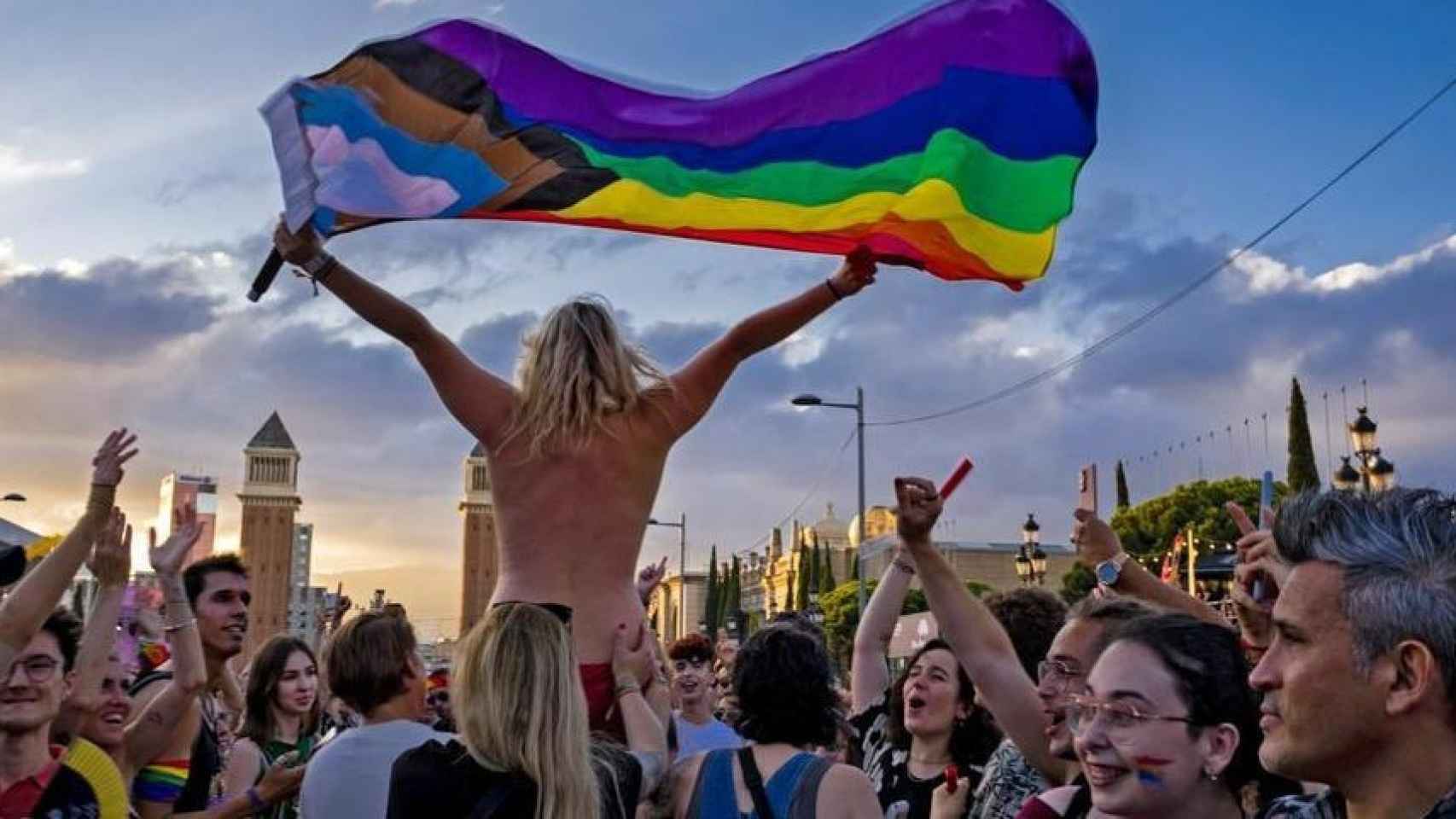 Rocío Saiz, mostrando la bandera arco íris, en sus redes sociales.