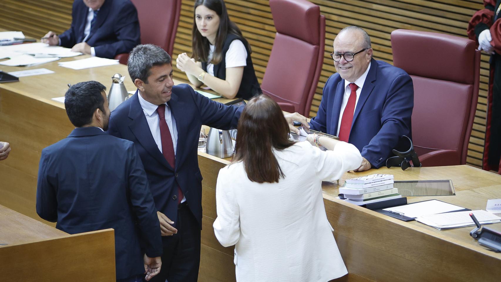 Carlos Mazón vota la constitución de la nueva mesa de las Cortes.