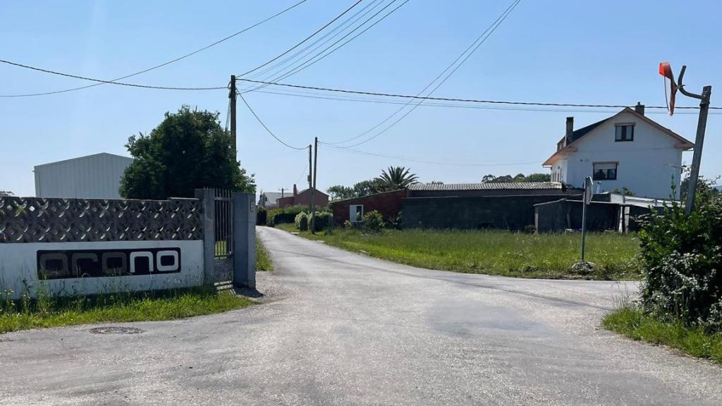 Una casa, en la entrada a las lagunas de Salave, con el símbolo de Oro No.