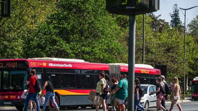Autobús de Tussam junto al Rectorado de la Universidad de Sevilla.