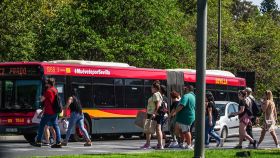 Autobús circulando por las calles de Sevilla.