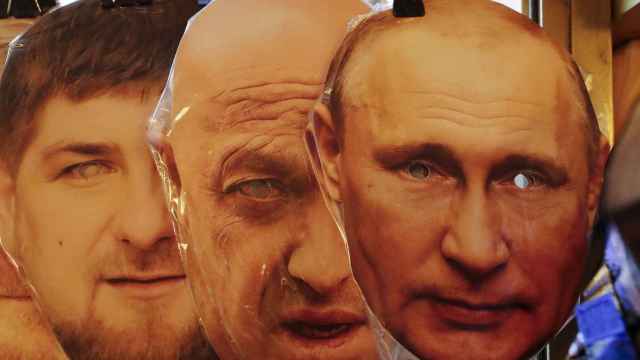 Máscaras de Kadyrov, el líder de Chechenia, Prigozhin, el jefe de Wagner, y Putin, el presidente ruso.