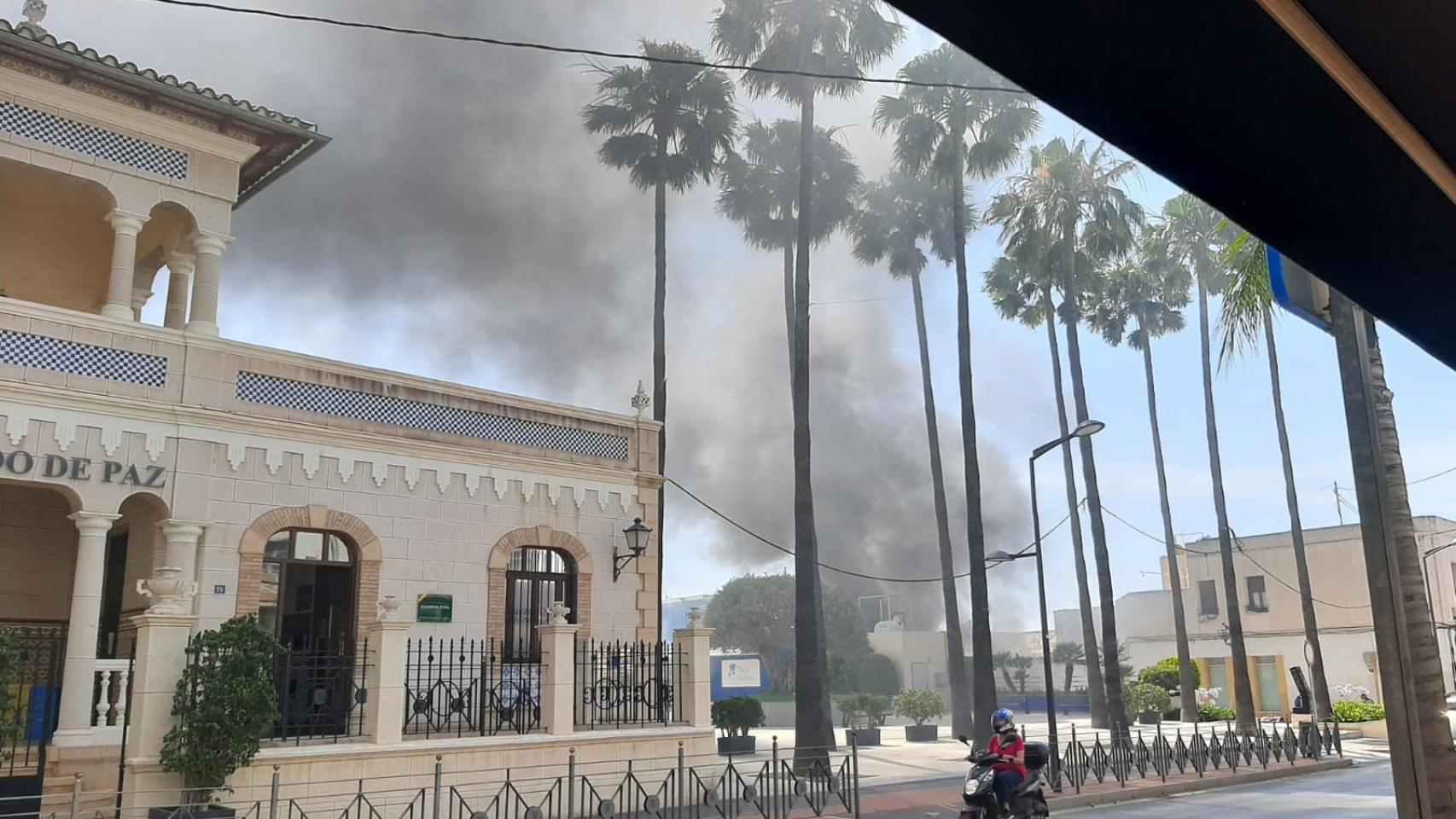 El incendio de un coche provoca daños en otros vehículos y en la fachada de una vivienda en La Nucía.