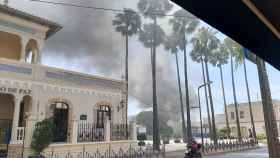 El incendio de un coche provoca daños en otros vehículos y en la fachada de una vivienda en La Nucía.