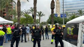 Los agentes, durante las fiestas de Alicante.