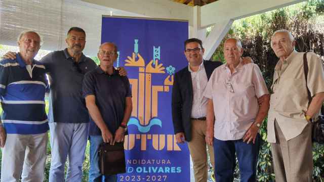 David Olivares, acompañado por los cinco presidentes de Federació y Gestora.