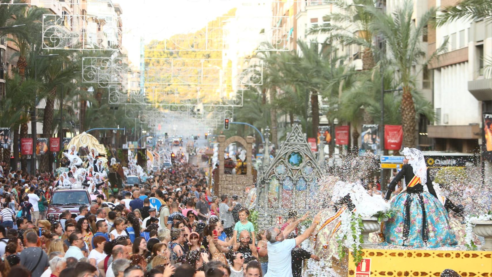 Las carrozas han lanzado dos mil kilos de confeti en el regreso del coso multicolor a Alicante.