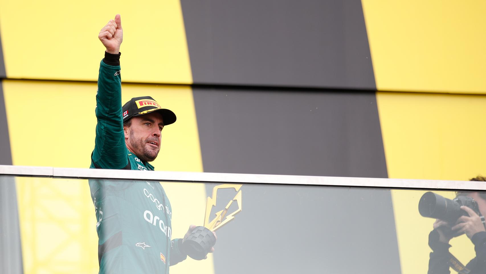 Fernando Alonso celebra su segundo puesto en el Gran Premio de Canadá.