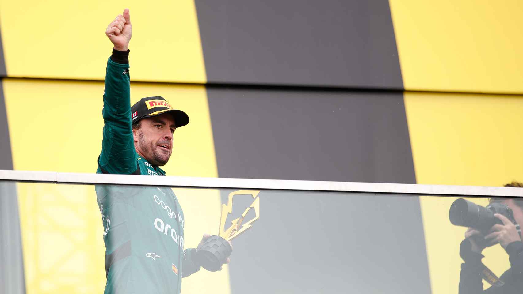 Fernando Alonso celebra su segundo puesto en el Gran Premio de Canadá.