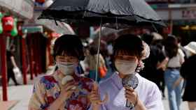Unas mujeres con kimono de verano y ventiladores portátiles durante una ola de calor en junio de 2022.