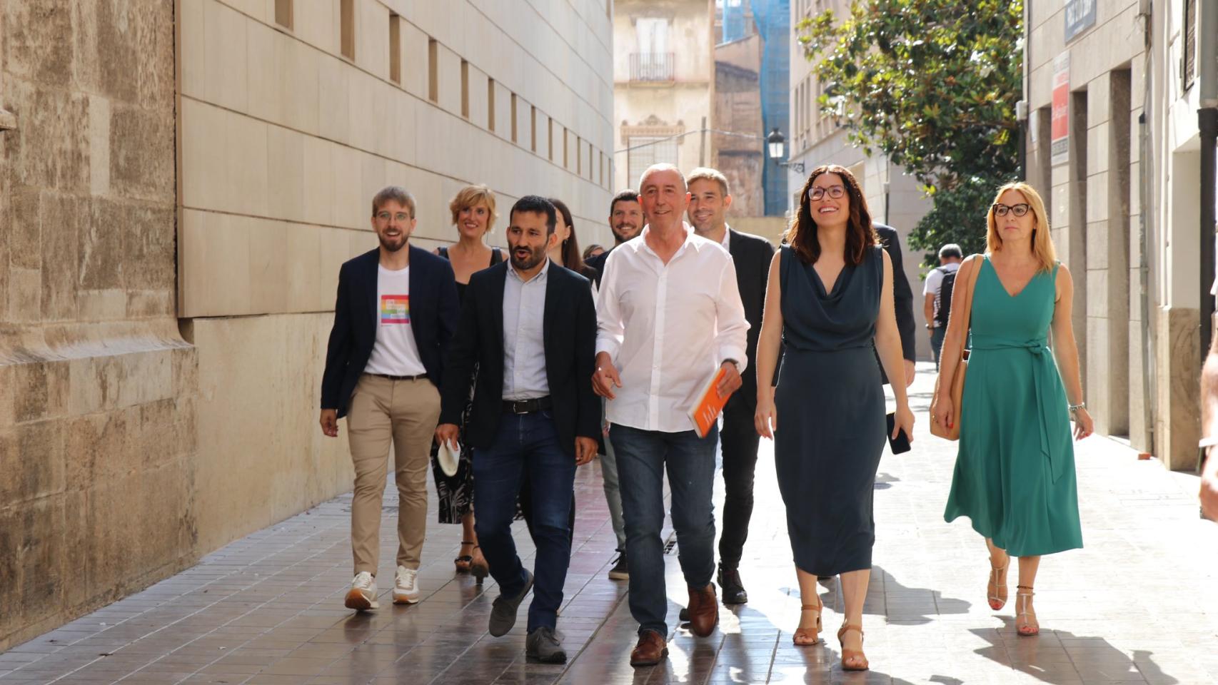 El grupo parlamentario de Compromís, con María Josep Amigó, a la derecha. EE