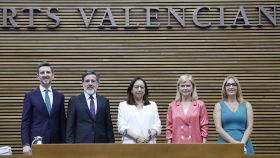 La nueva Mesa de las Cortes Valencianas, este lunes. De iquierda a derecha: Víctor Soler (PP), Alfredo Castelló (PP), Llanos Massó (Vox), Gabriela Bravo (PSOE) y María Josep Amigó (Compromís).