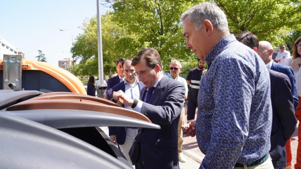 El alcalde de Madrid, José Luis Martínez-Almeida, durante la presentación en 2023 de unos nuevos modelos de contenedores.