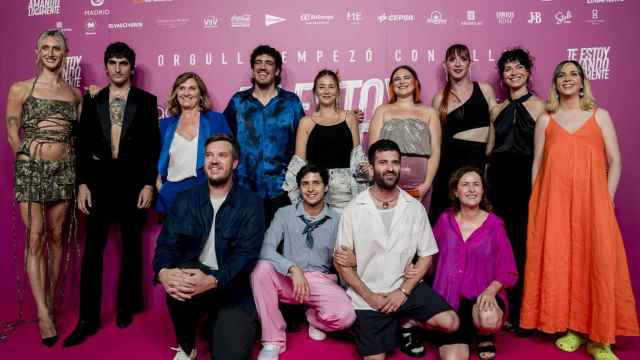 Los participantes en la película posan en el photocall de la film 'Te estoy amando locamente' durante la inauguración de MADO Madrid Orgullo 2023.