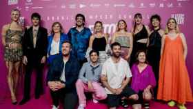 Los participantes en la película posan en el photocall de la film 'Te estoy amando locamente' durante la inauguración de MADO Madrid Orgullo 2023.