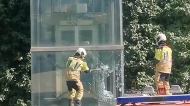 Los bomberos actúan en el ascensor.