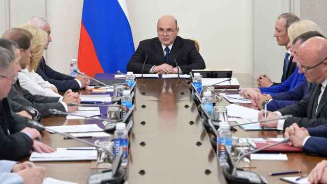El primer ministro ruso, Mijaíl Mishustin, preside una reunión con sus adjuntos en Moscú, este lunes.