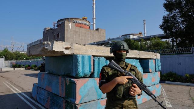 Un soldado ruso protege la entrada de la central nuclear de Zaporiyia en junio