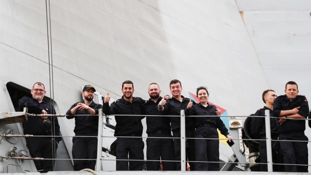 Militares durante el acto de recibimiento este mediodía