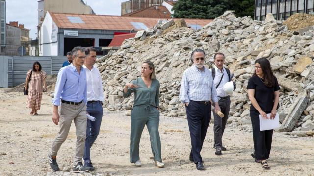 A conselleira de Infraestruturas e Mobilidade, Ethel Vázquez, mantén un encontro de traballo coa dirección de obra e coa empresa adxudicataria das obras de construción da Cidade de San Caetano, para abordar a organización dos traballos.