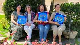 Integrantes del equipo municipal con los carteles conmemorativos.