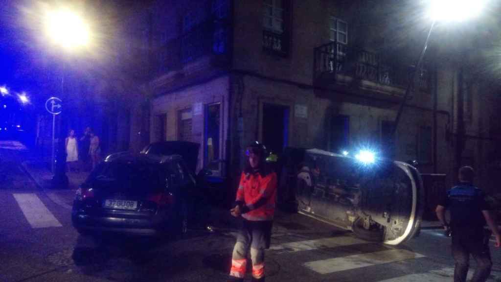 Coche volcado en el cruce de María Berdiales con la calle Hernán Cortes.