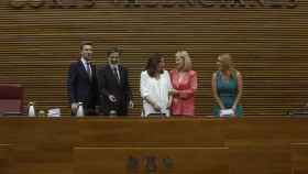 La nueva Mesa del Parlament valenciano, presidida por Llanos Massó, de Vox, este lunes.