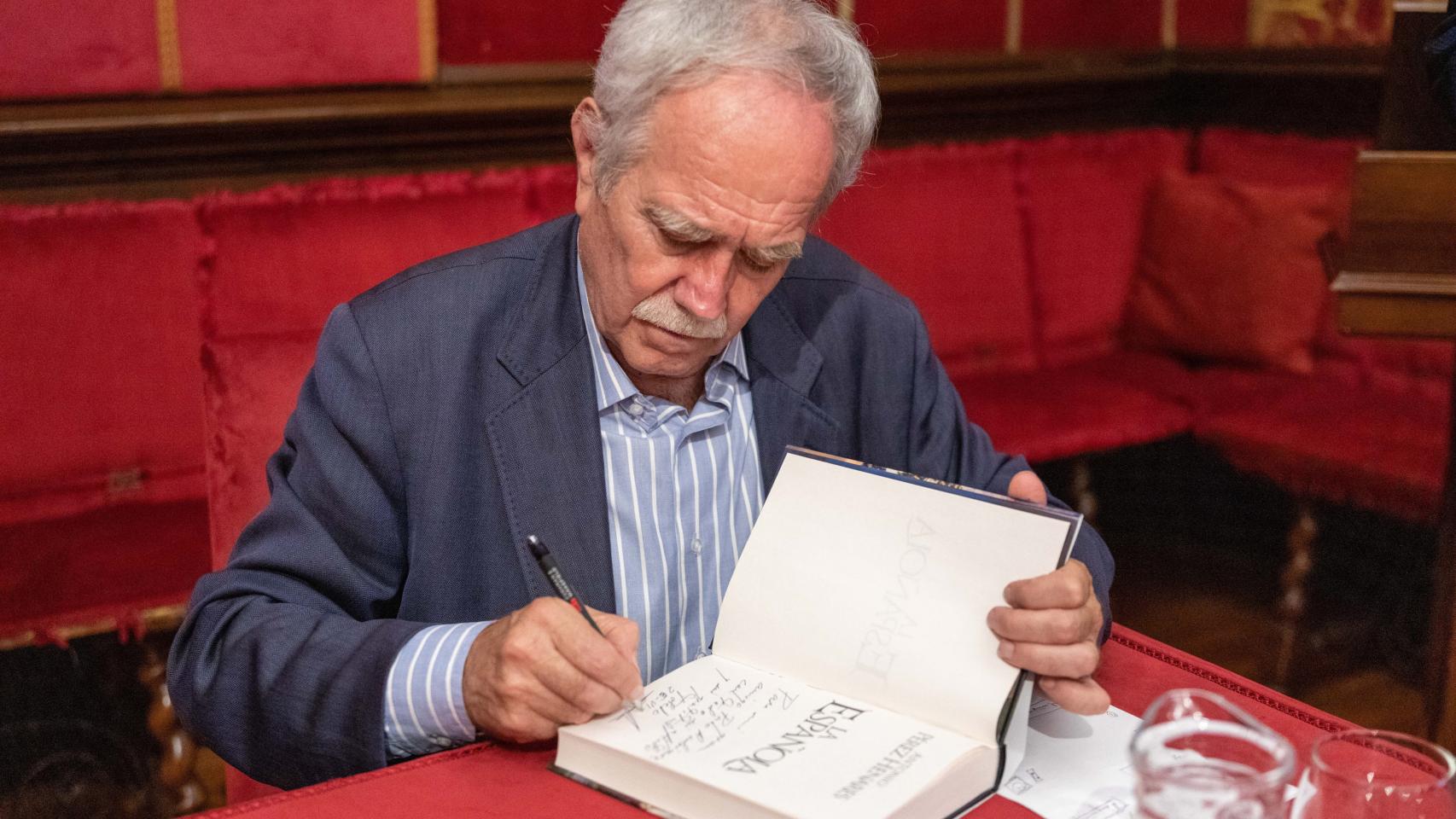 Antonio Pérez Henares firma un ejemplar de su novela