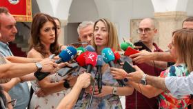 La candidata del PP a la Presidencia de la Junta de Extremadura, María Guardiola, atiende a los medios este martes.