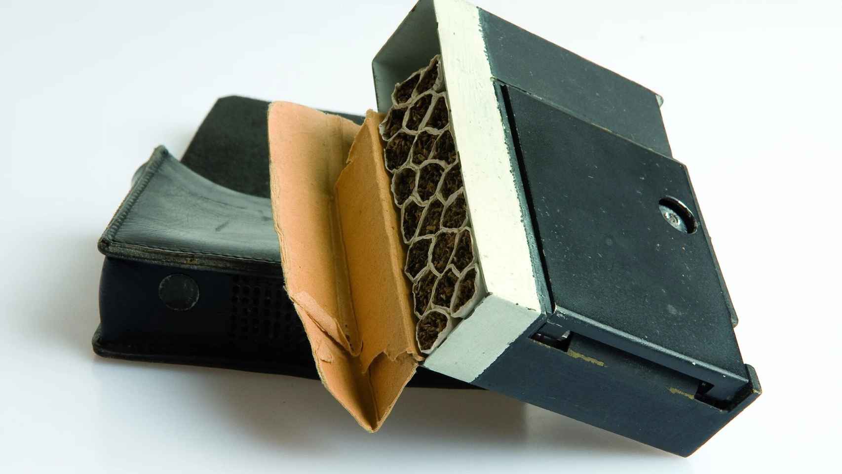 Minicámara fotográfica automática “Tessina” de 35mm escondida en un paquete de cigarros, utilizada por la SDECE durante la Guerra fría, 1960-1980. DGSE- Ministère des Armées, Francia.