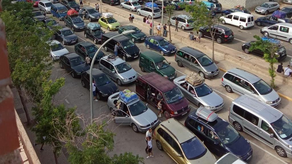 Imagen de las colas para cruzar de Melilla a Marruecos, este martes.