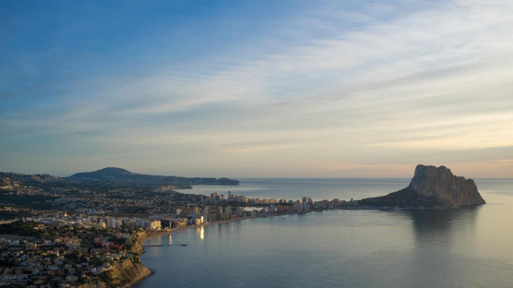 A lo lejos el Peñón de Ifach, Calpe