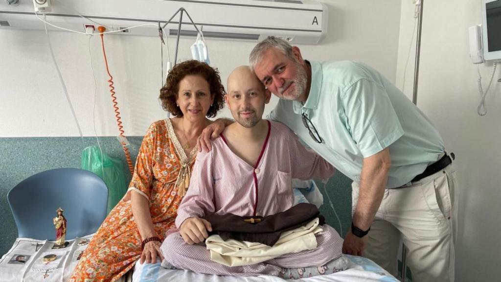 El joven salmantino Pedro Alonso, junto a sus padres en el Hospital de Salamanca